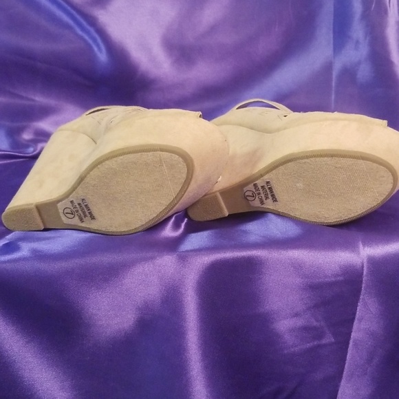 Shoes - Picture 4 of 4